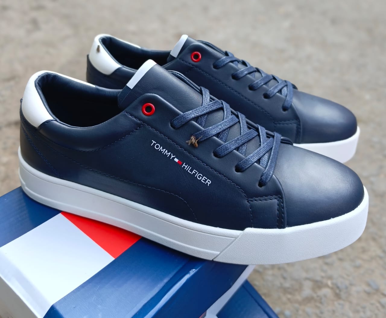 Thumbnail of tommy hilfiger 4